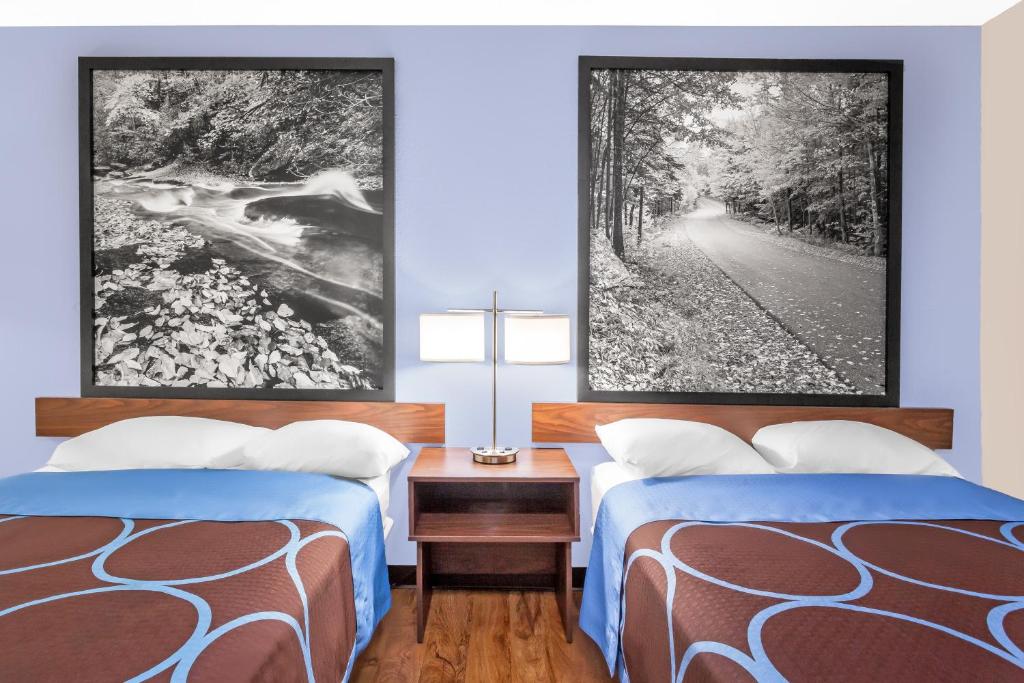 Postel nebo postele na pokoji v ubytování Super 8 by Wyndham Oneonta/Cooperstown