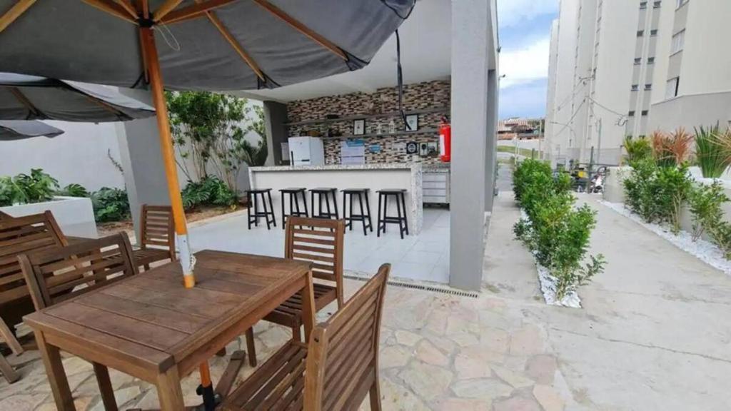ポソス・デ・カルダスにあるNew Apartment Next to Shopping Poços MGのパティオ(テーブル、椅子付)、