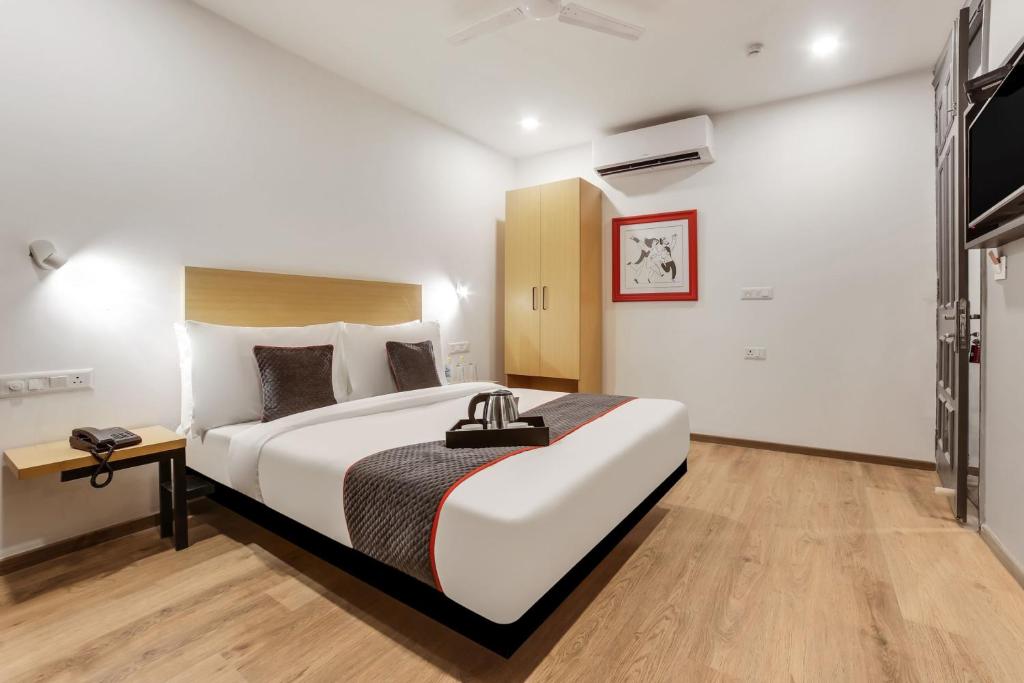 a bedroom with a large bed in a room at Super Townhouse 158 Near Netaji Subhash Marg Near Appu Ghar in Gurgaon