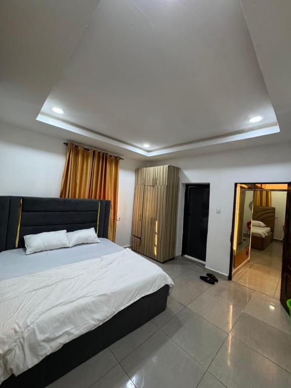 Ένα ή περισσότερα κρεβάτια σε δωμάτιο στο Luxifair properties Company LTD