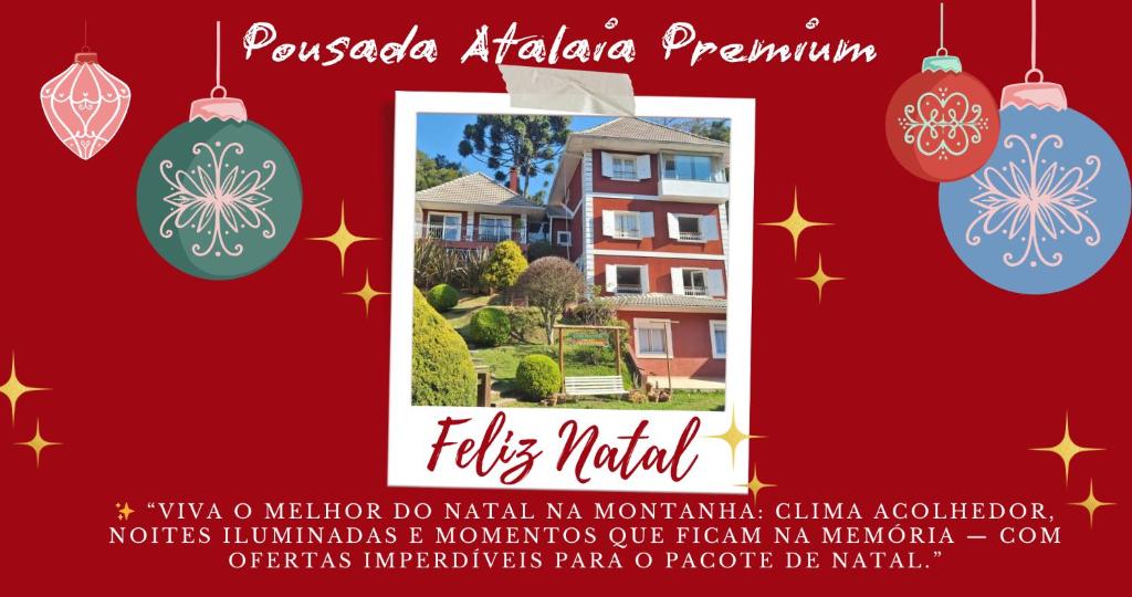 un poster di una casa con decorazioni natalizie di Pousada Atalaia Premium a Campos do Jordão