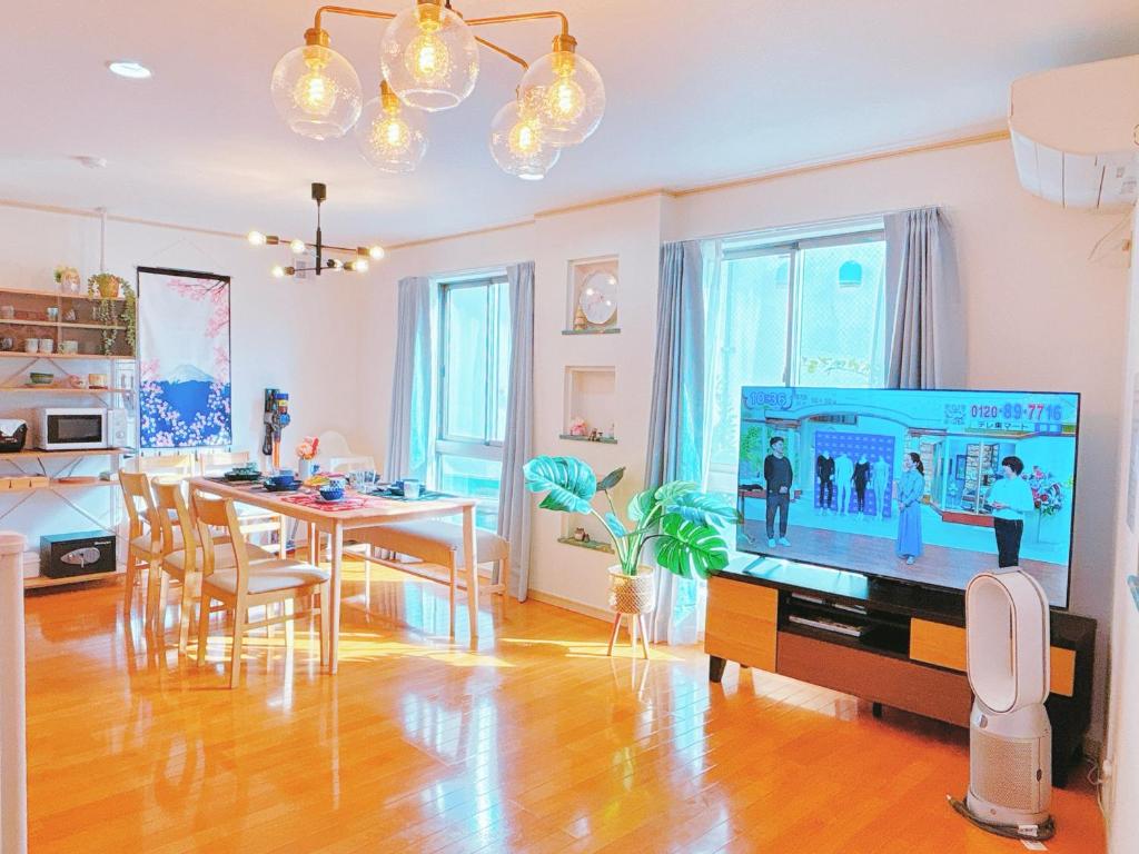 TV a/nebo společenská místnost v ubytování Ikebukuro area, three layer house, double subway,5 min walk to stn, 双地铁车站步行5分 直达新宿 涩谷 银座 池袋 皇居 可免费停车 最大10人