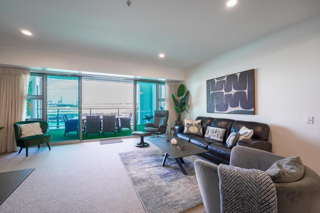 Photo inspiration: Gallery Detail: Premium Waterfront Apartment With Harbour Outlook Auckland Prezzi