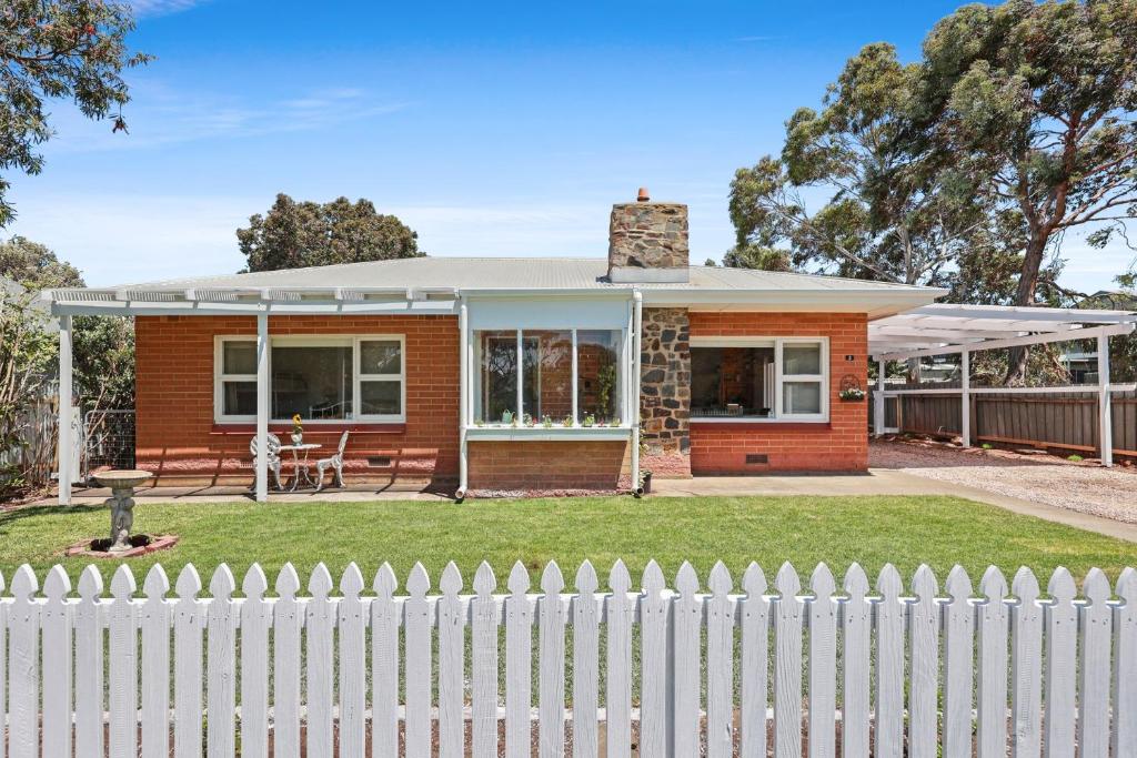 Το κτήριο όπου στεγάζεται  η παραθεριστική κατοικία