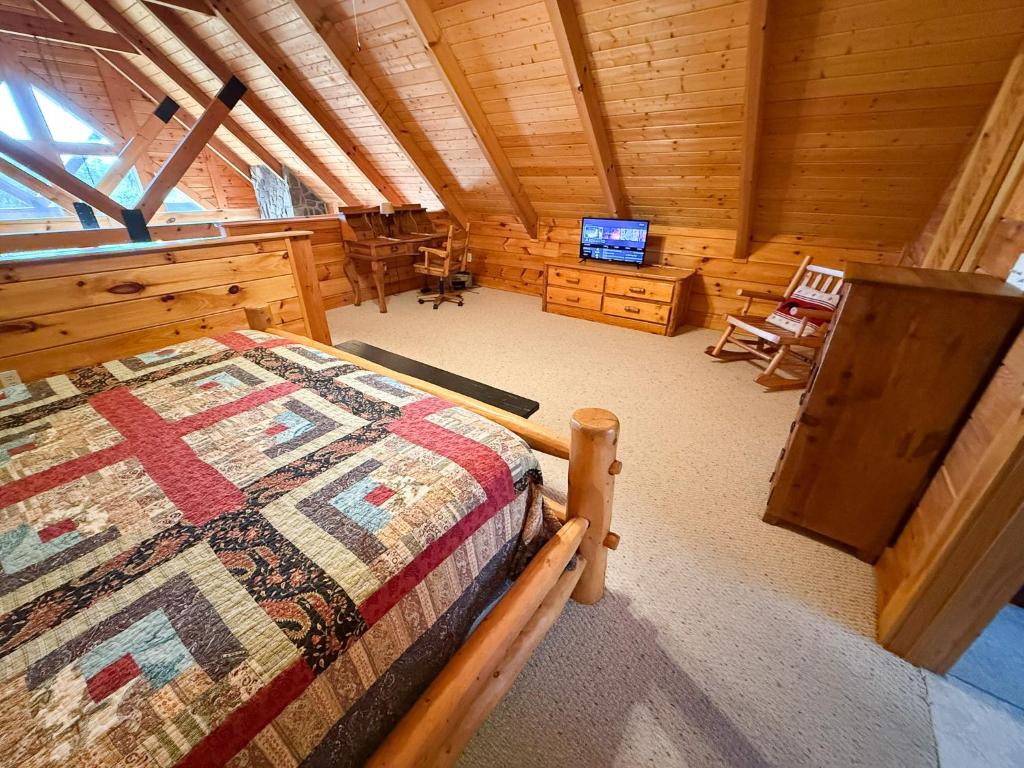 a bedroom with a bed in a log cabin at Dream Mountain Lodge in Grassy Creek