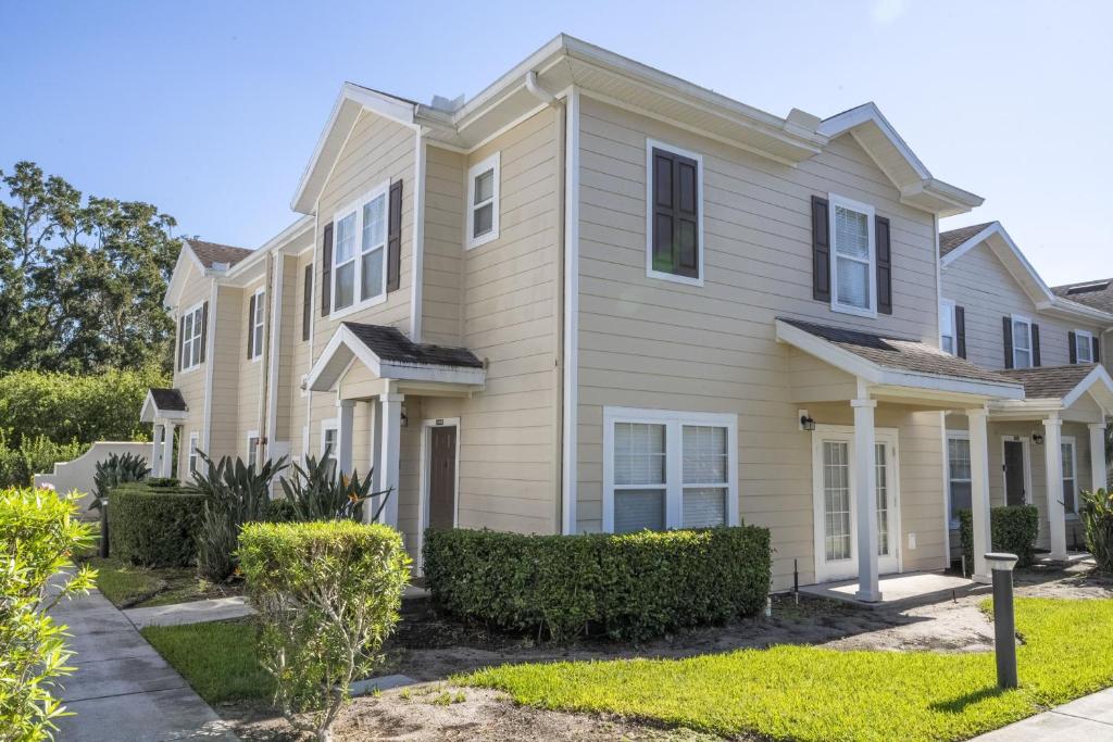 a house with bushes in front of it at Villa Hakuna Matata- Lucaya Village Resort in Kissimmee