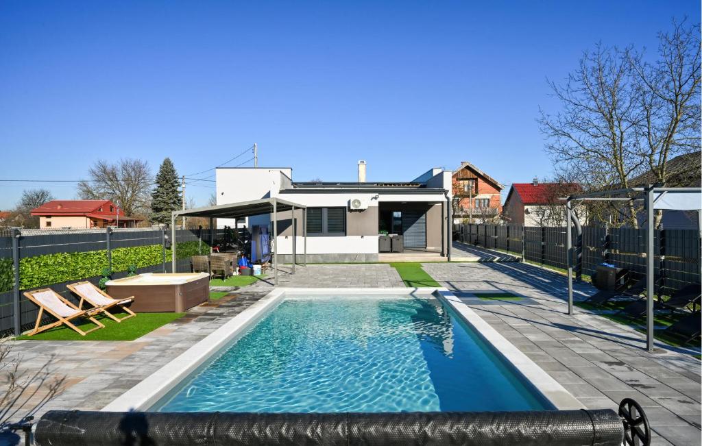 Πισίνα στο ή κοντά στο Lovely Home In Sracinec