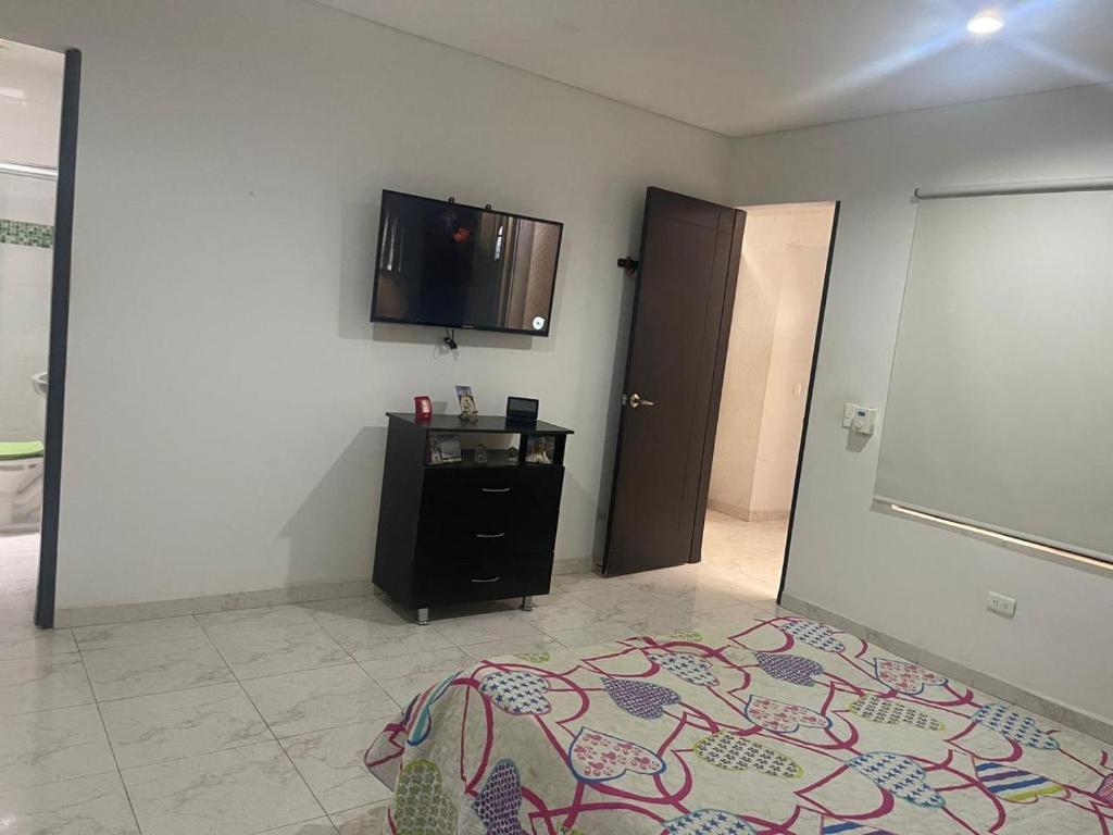 a room with a flat screen tv on the wall at CASA EN FLANDES A 10 MIN DE GIRARDOT in Flandes