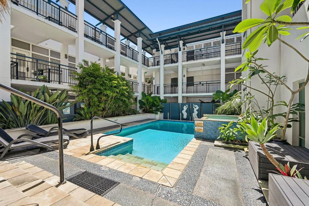 Paradiso Resort by Kingscliff Accommodation في كينغسكليف: شقة بمسبح في عمارة