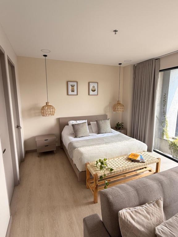 Giường trong phòng chung tại Hermoso apartamento en el poblado