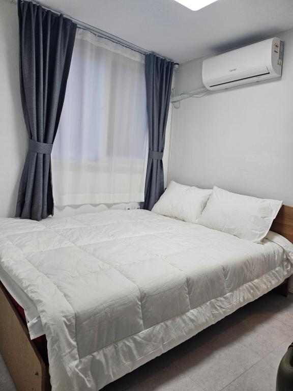 a bed in a room with a window at 목포 달달마실 게스트하우스 in Mokpo
