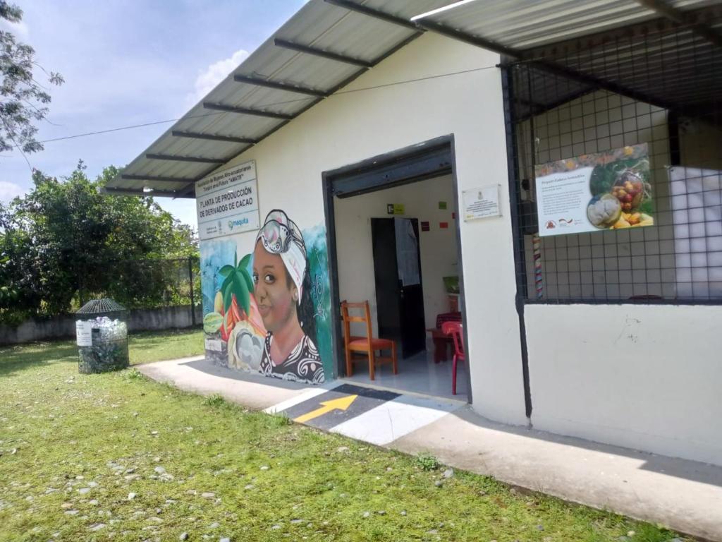 HERMOSO y amplio apartamento في إسمرالداس: مبنى عليه باب عليه لوحة