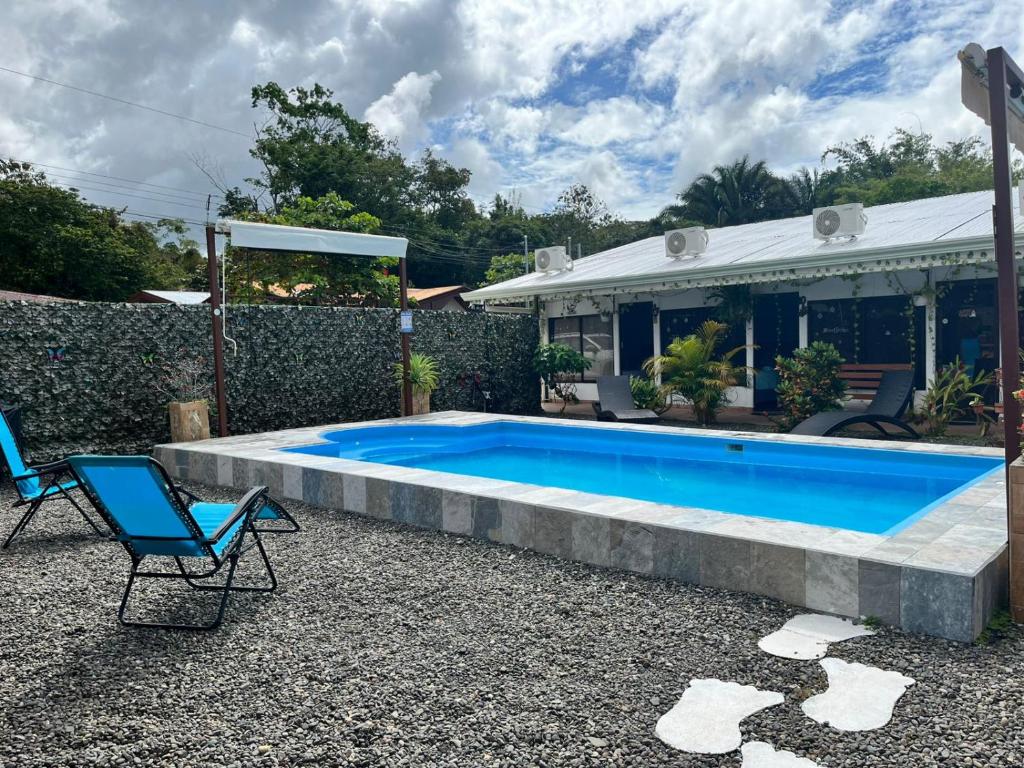 Bazén v ubytování Habitaciones Kolibri nebo v jeho okolí