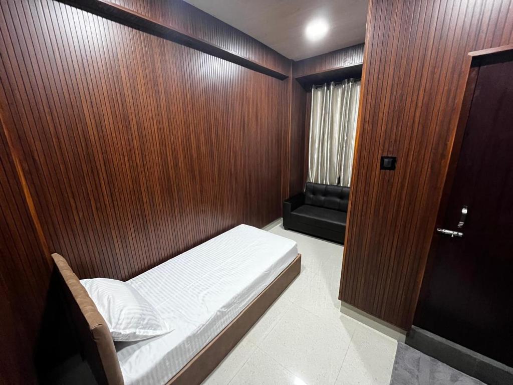 Ένα ή περισσότερα κρεβάτια σε δωμάτιο στο K V URA Kohima