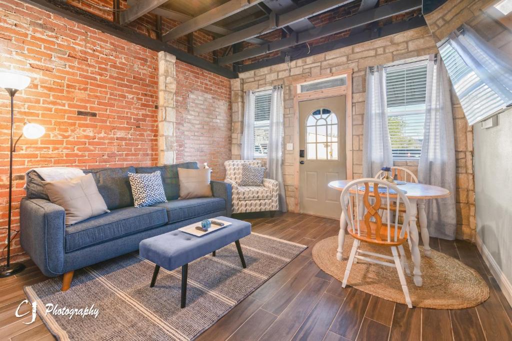 un soggiorno con un divano e un muro di mattoni di Blu Baird a Baird