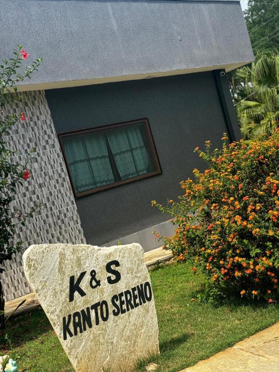 a house with a sign in front of a yard at K&S Kanto Sereno in Pirenópolis