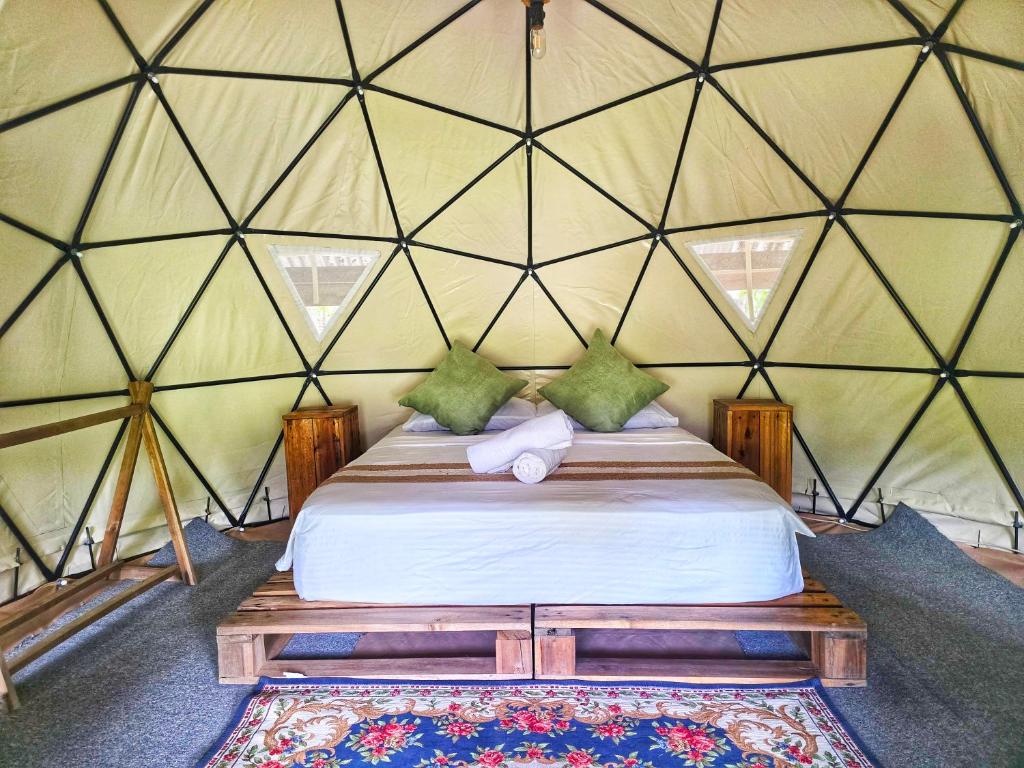Un pat sau paturi într-o cameră la Cabanas de Nacpan Camping Resort