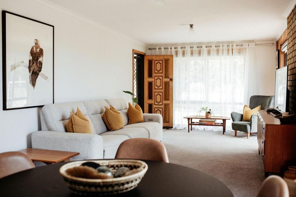 una sala de estar con un sofá y una mesa en StudioNESS, en Scamander