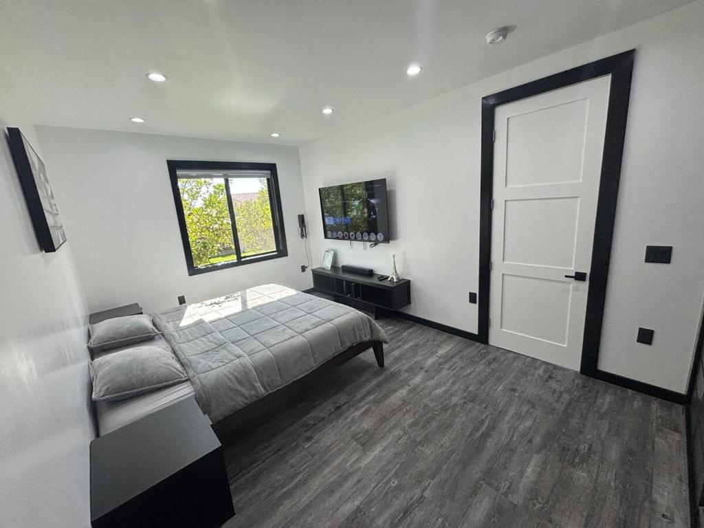 En eller flere senge i et værelse på Burbank - Starlight Hills Private Luxury Guest House