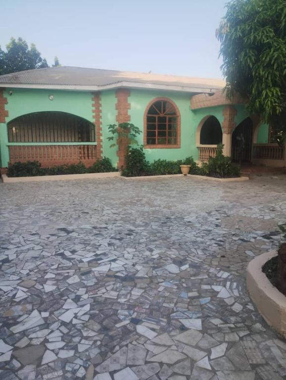 Afonta's Greenhouse Retreat - Is A Fully Furnished Entire Four-Bedroom Bungalow Offering Complete Privacy And Comfort 7
