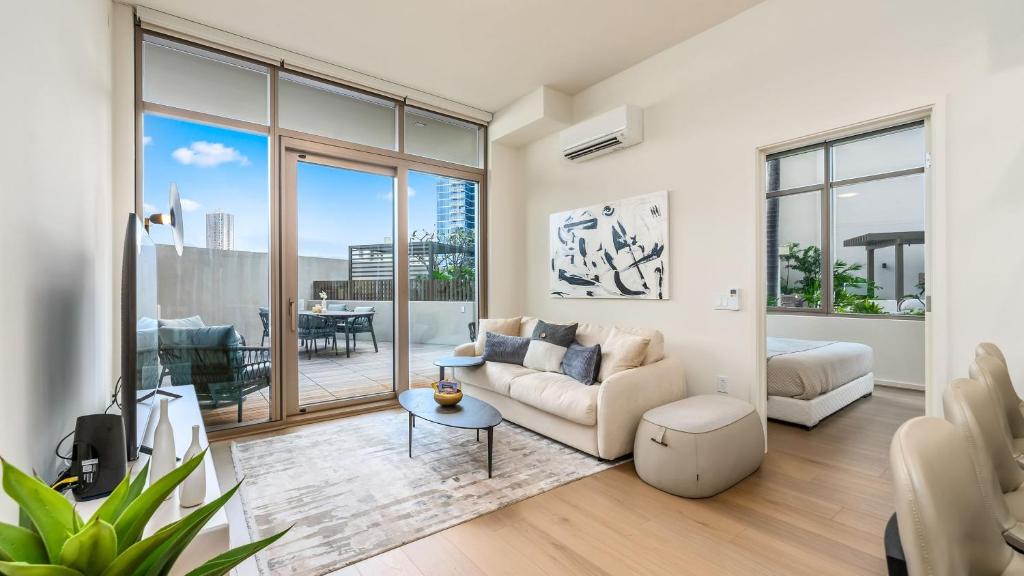 Posezení v ubytování Honolulu Luxury Condo w Resort Amenities Private Courtyard Access