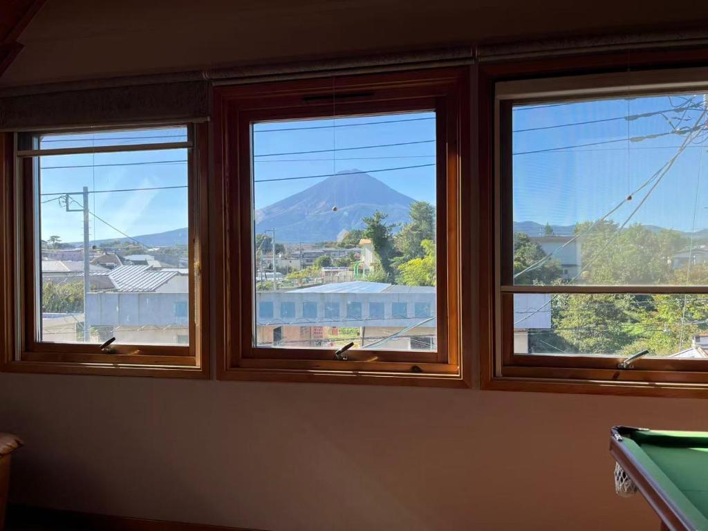 3 ventanas en una habitación con vistas a la montaña en 富士の屋河口湖, en Fujikawaguchiko