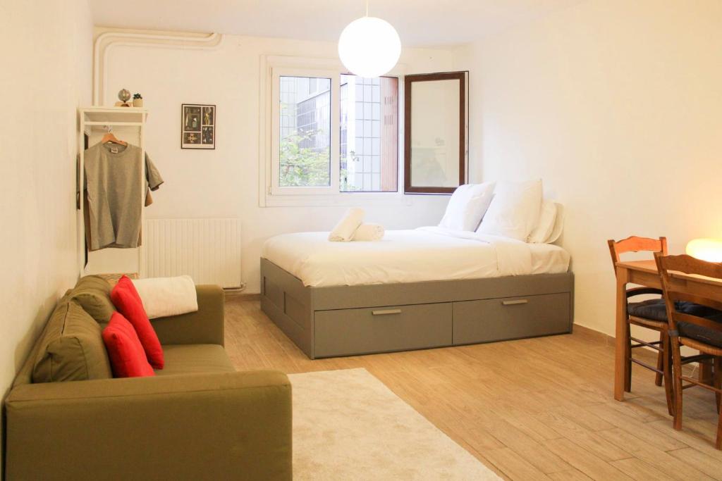 Et opholdsområde på Bright studio in Pantin perfect for couples