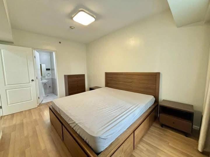 een slaapkamer met een groot bed in een kamer bij Sweethome in Manilla