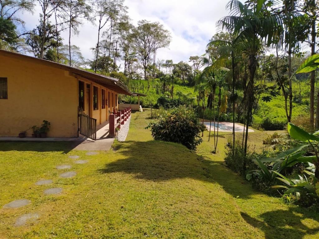 Κήπος έξω από το Mindo Loma Bird Lodge