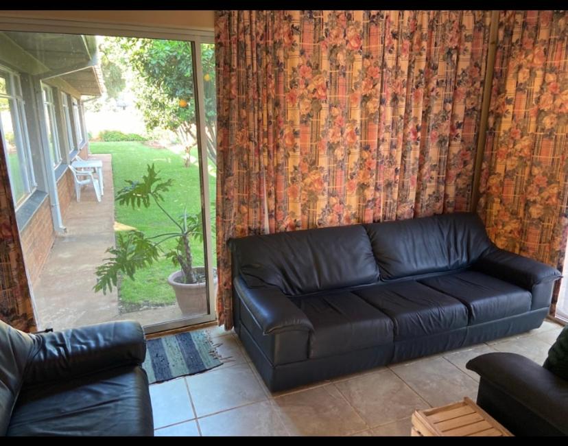 Khu vực ghế ngồi tại Highway Haven