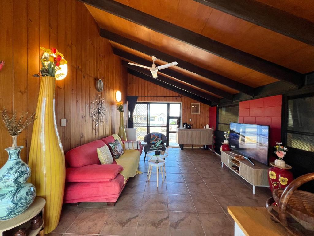 Una sala de estar con un sofá y un televisor. en The lookout B&B, 