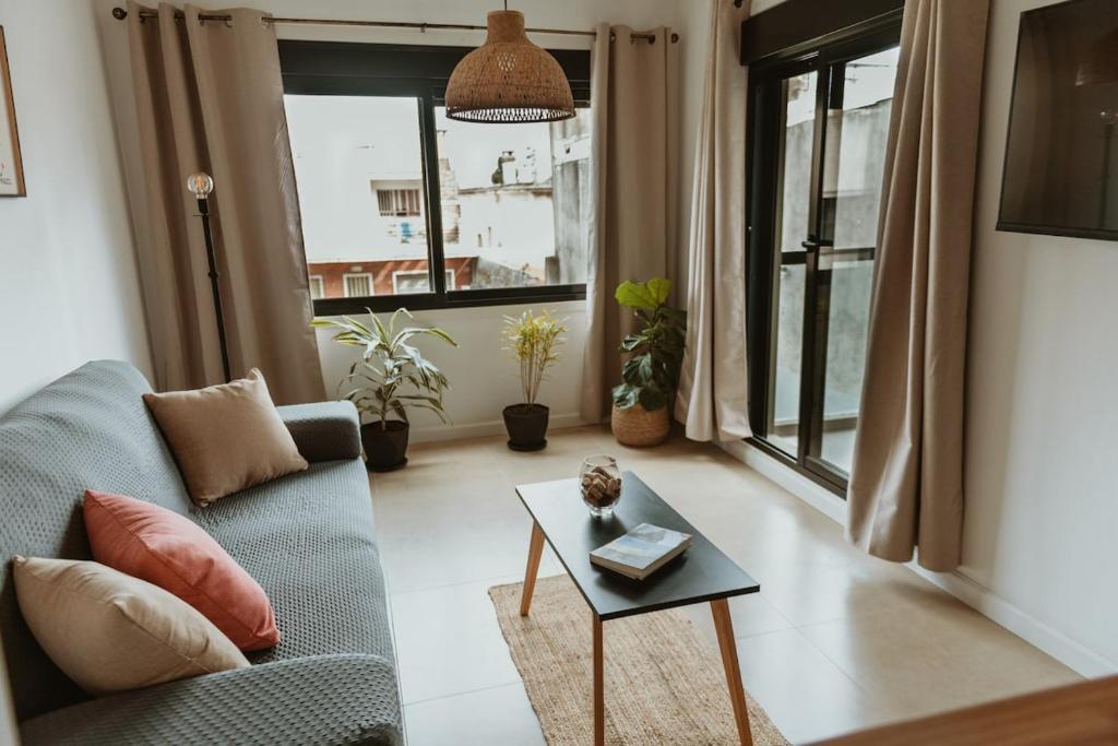 a living room with a couch and a table at Apartamento tranquilo iluminado ideal para descansar in Montevideo