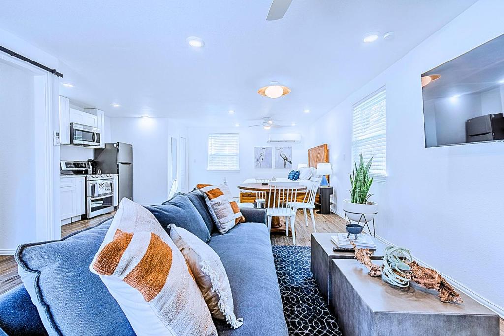 O bucătărie sau chicinetă la Little Elm 52 Miles to Fifa Stadium Modern Cottage Fire Pit Pet Ok by Vacation Your Way