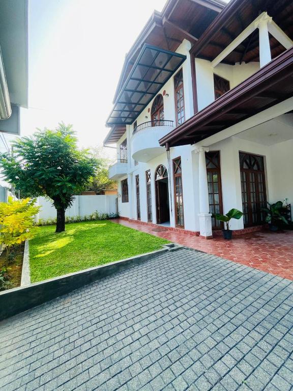 Το κτήριο όπου στεγάζεται  η βίλα