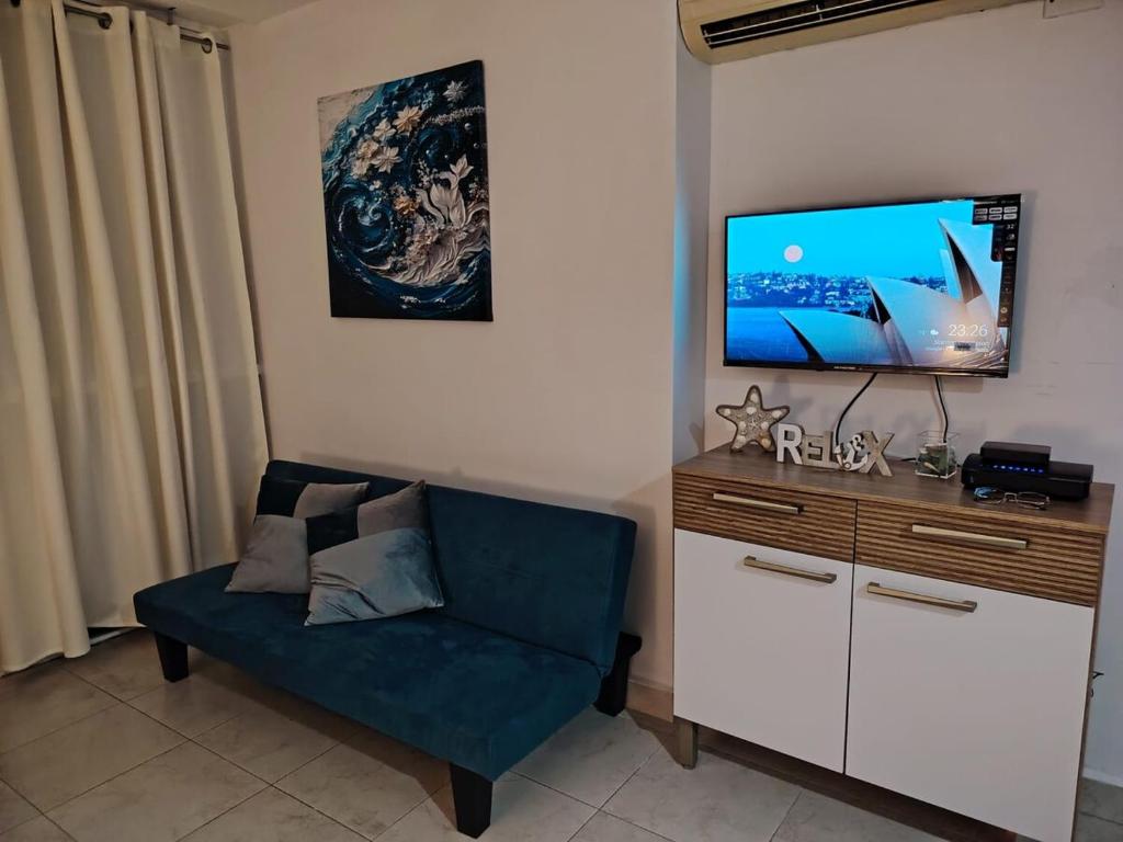 Телевизор и/или развлекательный центр в Coronado Oceanfront Feel the calm ocean vibe!