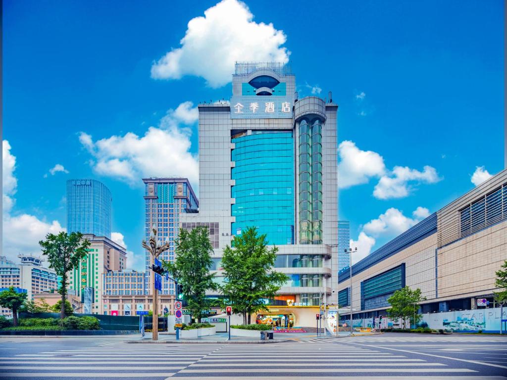 un grande edificio nel centro di una città di JI Hotel Chengdu Tianfu Square a Chengdu