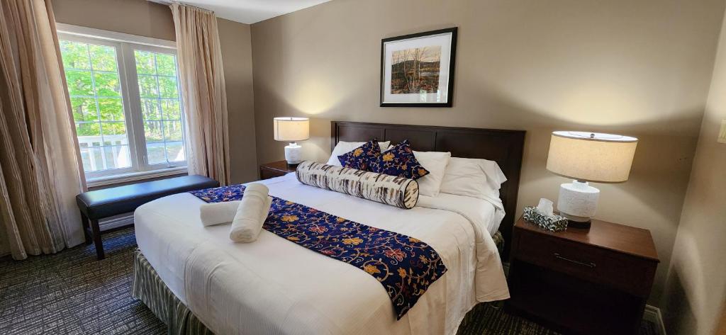 ein Hotelzimmer mit zwei Betten und einem Fenster in der Unterkunft King Bed, Balcony, Pool, Hot Tub, Sauna in Edgar