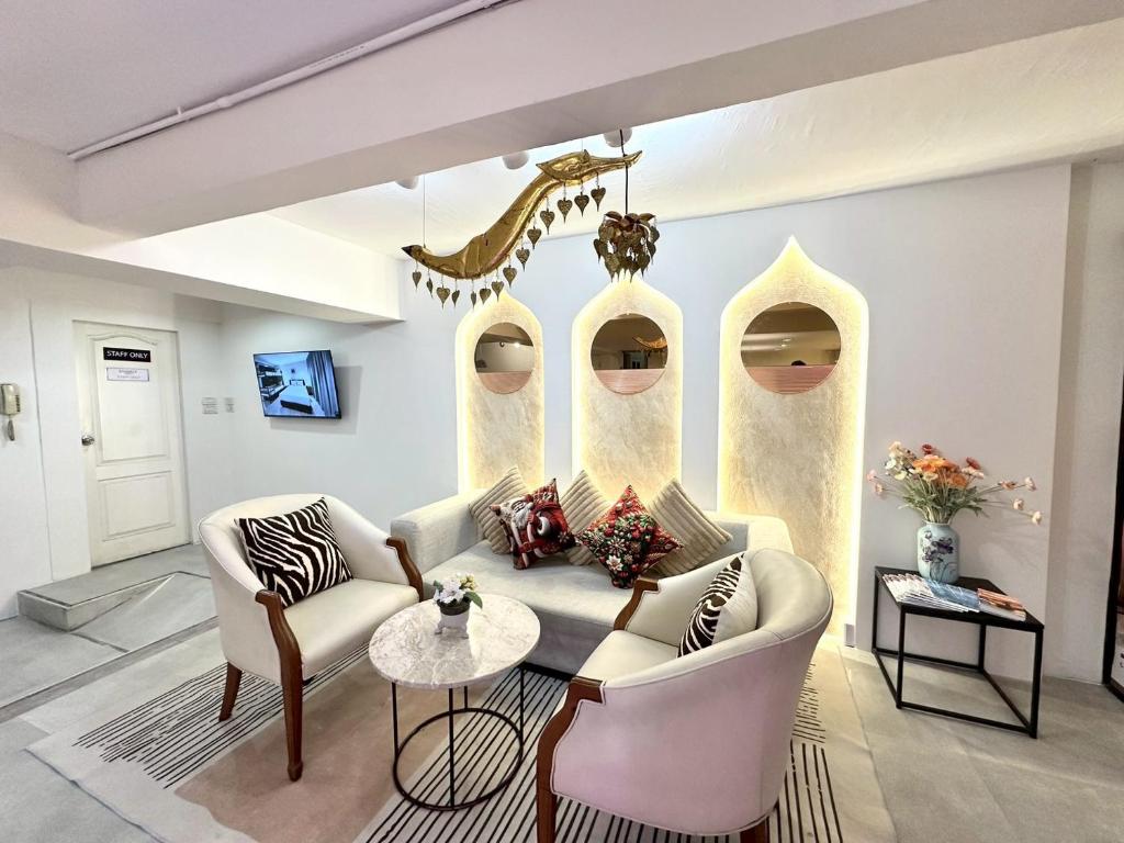 ein Wohnzimmer mit Sofa und Tisch in der Unterkunft Studio F Sukhumvit in Bangkok