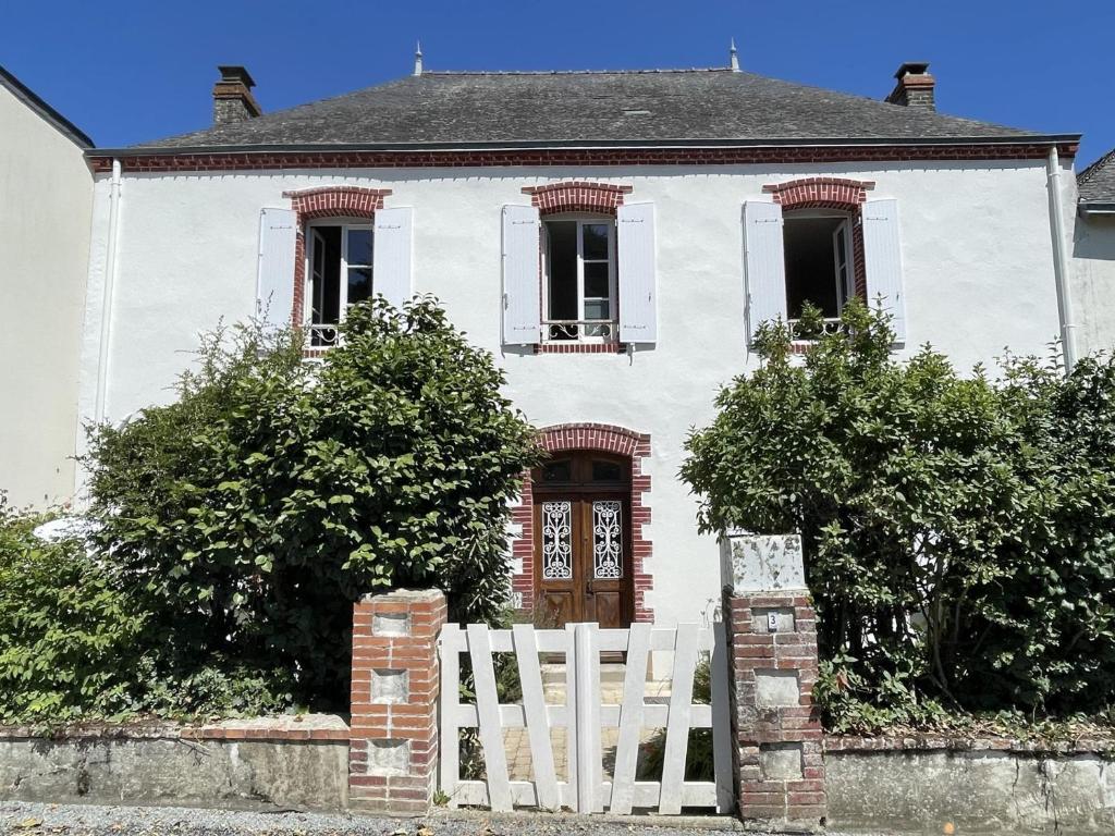 a white house with a white fence in front of it at Maison familiale charme 8 pers, St-Gildas de Rhuys, jardin clos - FR-1-775-56 in Saint-Gildas-de-Rhuys