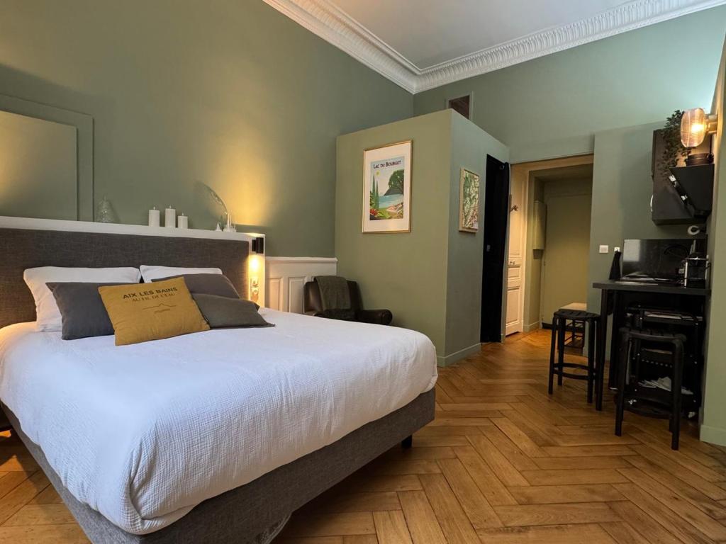 Ένα ή περισσότερα κρεβάτια σε δωμάτιο στο Studio de charme rénové en centre-ville, animaux admis - FR-1-555-123