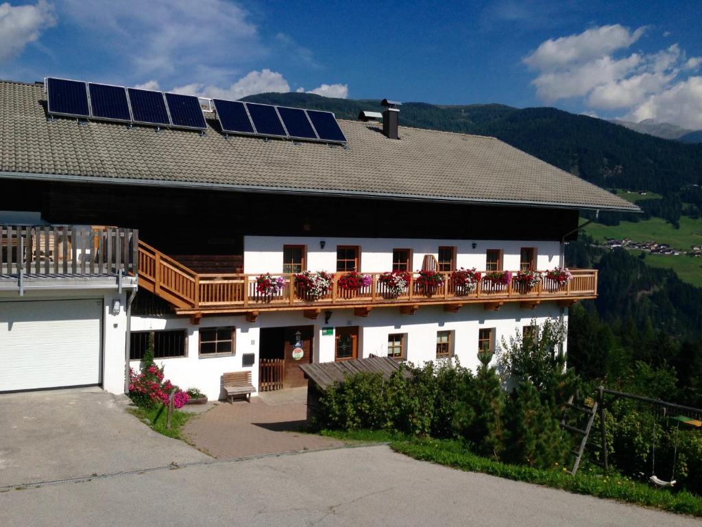dom z panelami słonecznymi na dachu w obiekcie Bleierhof Apartment w mieście Kartitsch