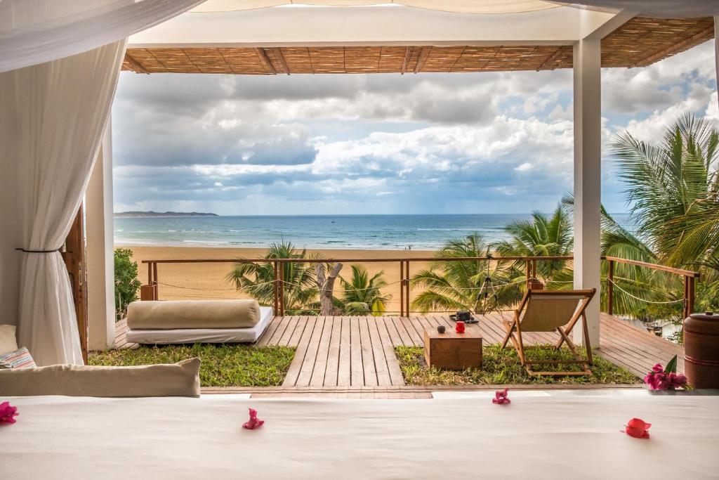 a bedroom with a view of the ocean at Baia Sonambula in Praia do Tofo