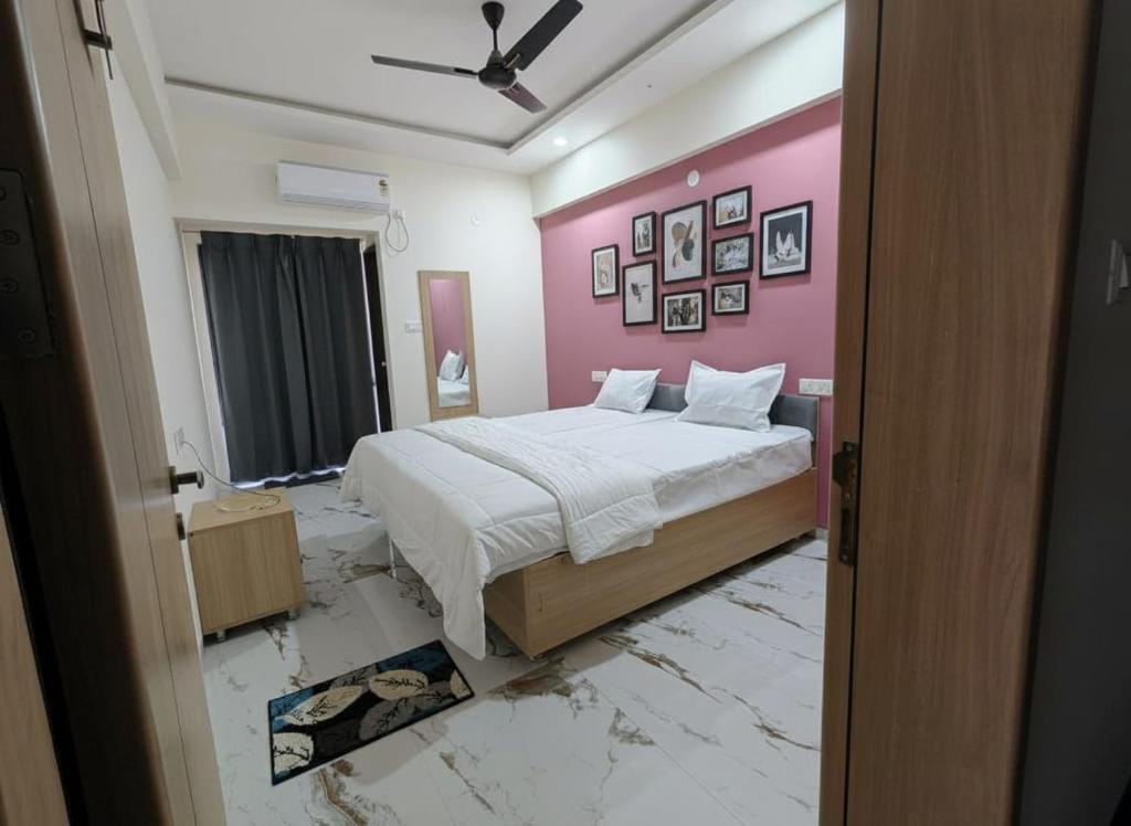 Postel nebo postele na pokoji v ubytování The Royal Ark Hotel