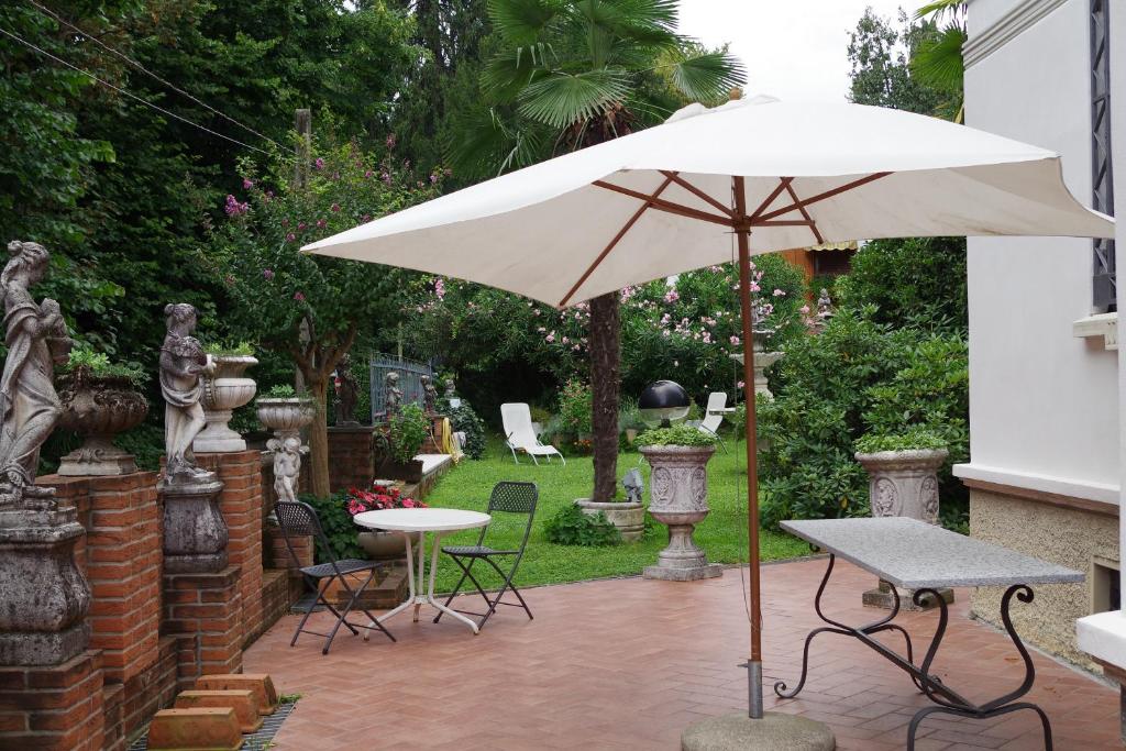 A garden outside Villa Puccini