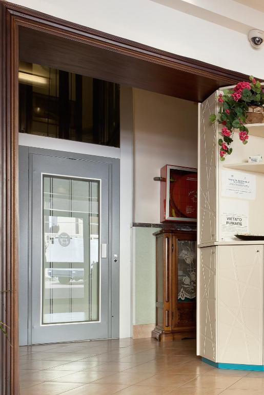 A kitchen or kitchenette at Parking Hotel Giardino