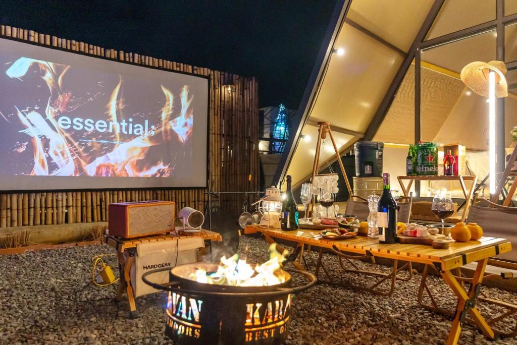 Večerní zábavní program pro hosty v ubytování 가평 스페인마을 풀램핑 Spanish Village Poolamping