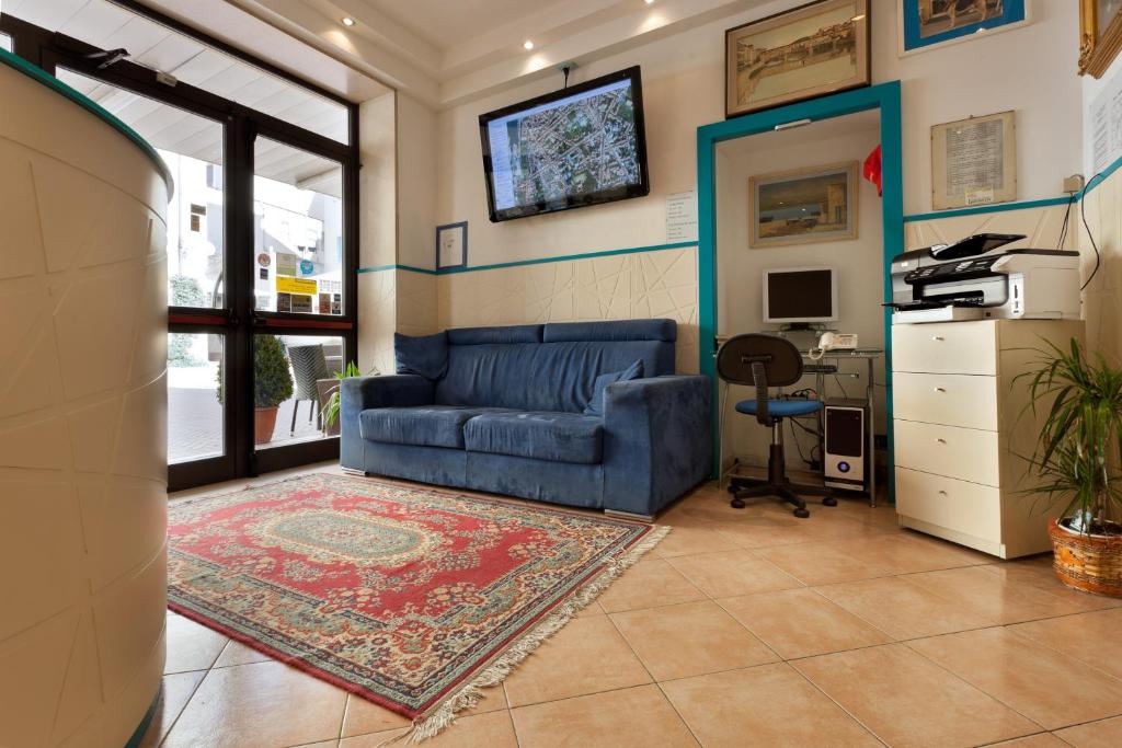 A kitchen or kitchenette at Parking Hotel Giardino