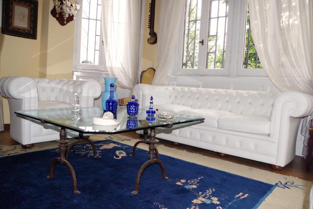 A seating area at Villa Puccini