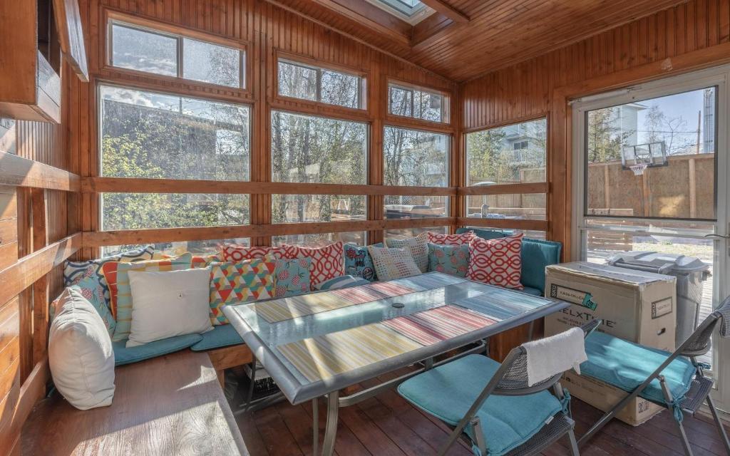 Posezení v ubytování Large deck hot tub massage chair and seasonal swimming pool