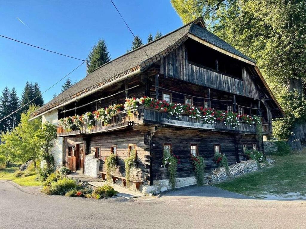 Το κτήριο όπου στεγάζεται  η παραθεριστική κατοικία